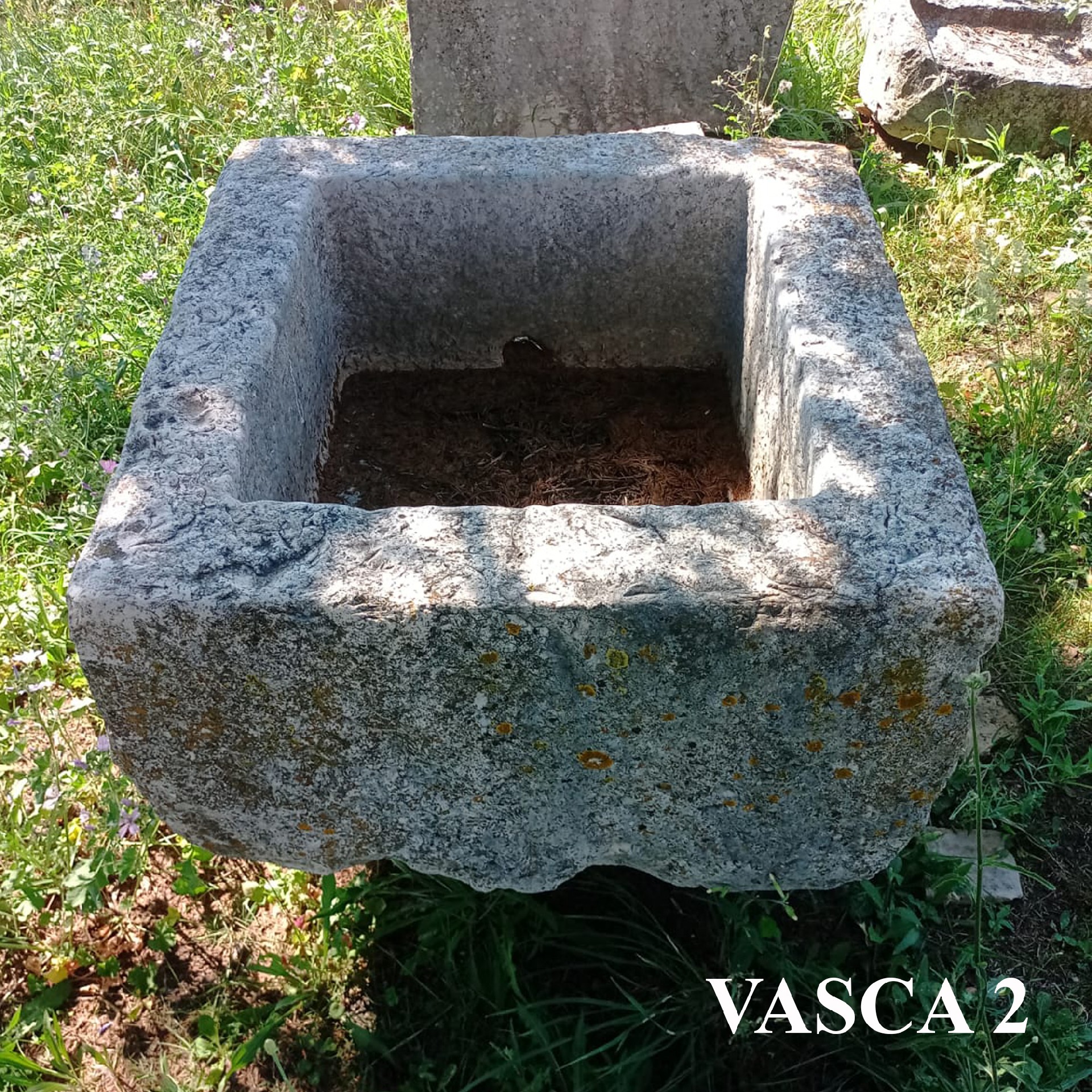 Una di tre antiche vasche in pietra. Epoca 1700. - 1