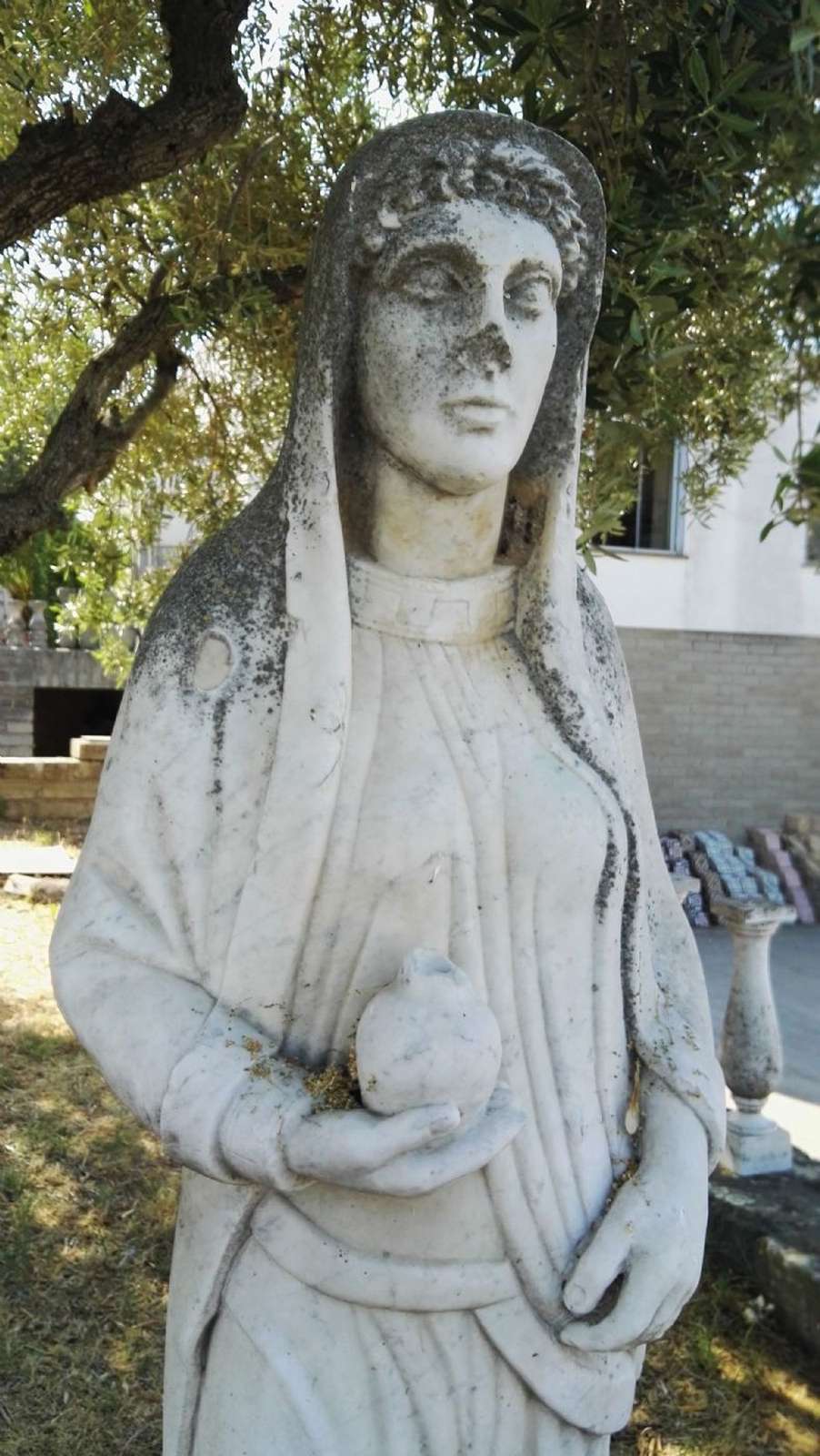 Statua femminile in marmo. Epoca 1800. - 1