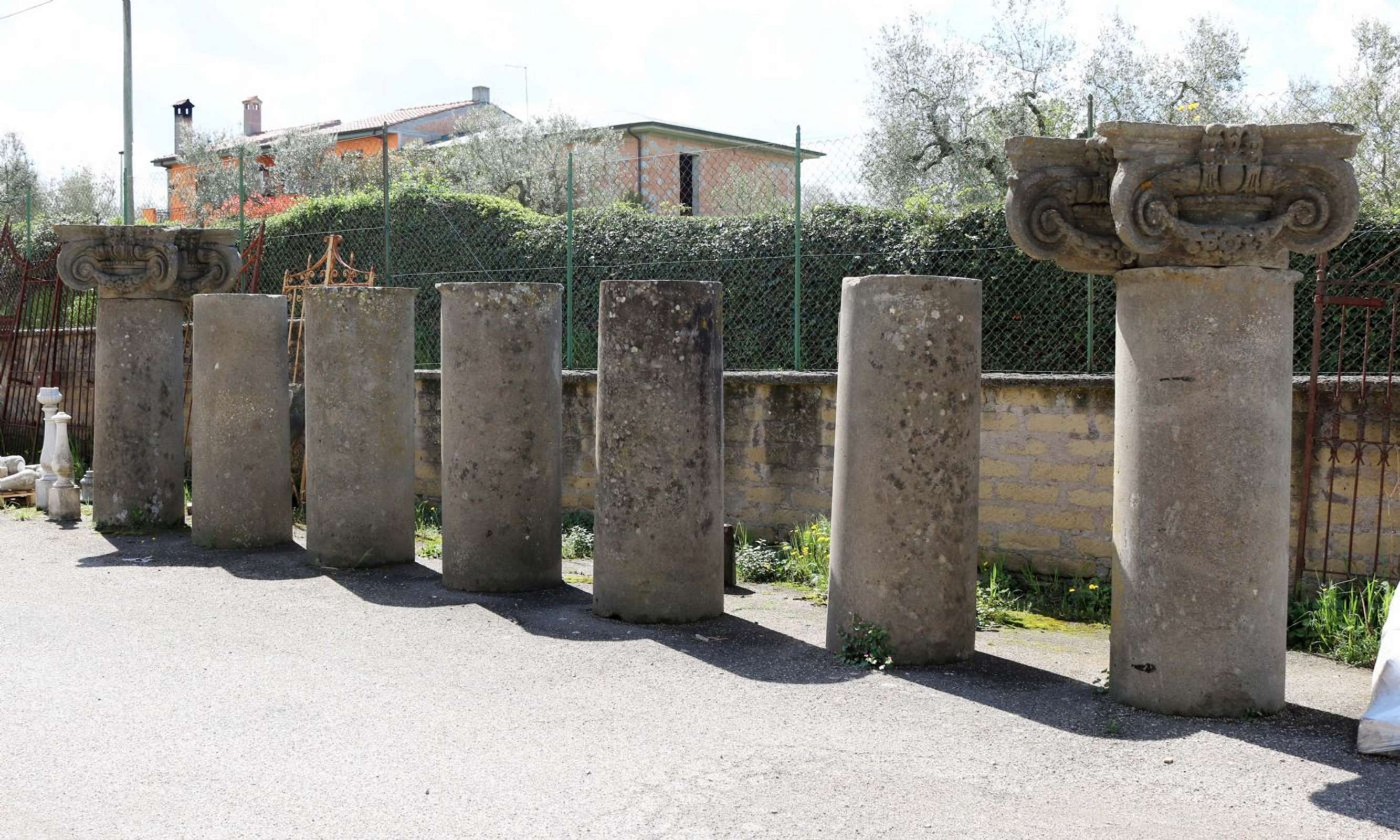 Antiche colonne in pietra da muro. Epoca 1500. - Colonne antiche - Architettura - Prodotti - Antichità Fiorillo