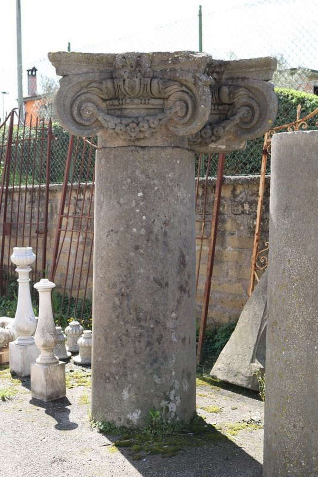 Antiche colonne in pietra da muro. Epoca 1500. - 1