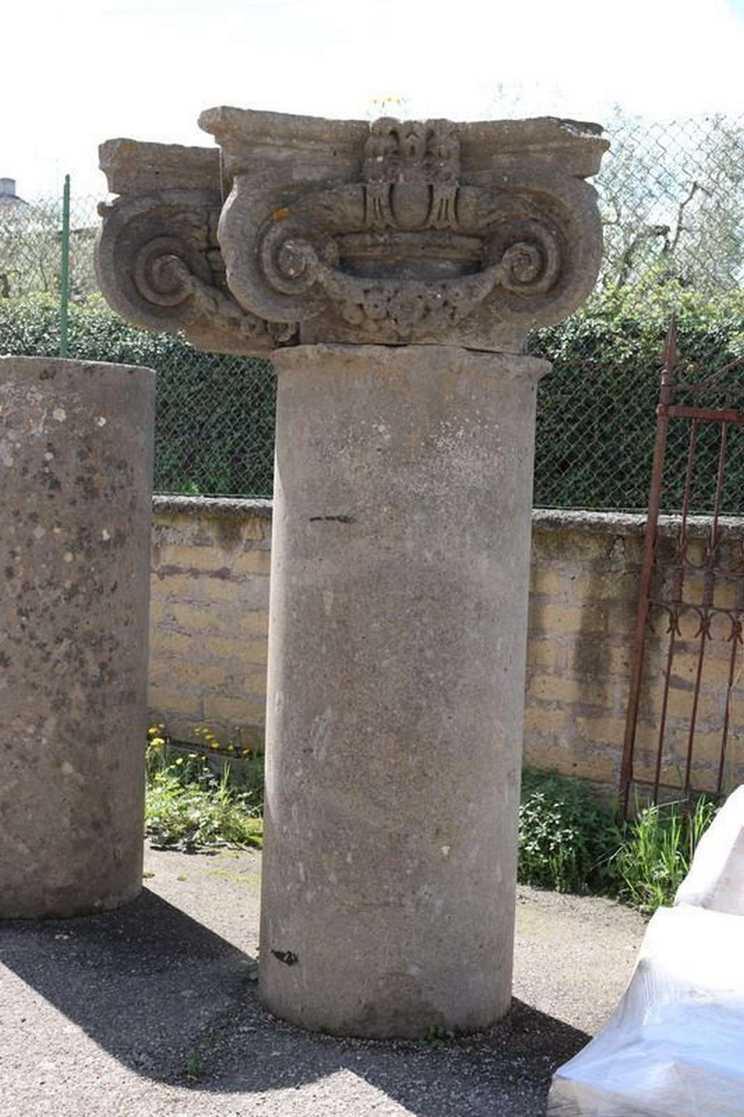 Antiche colonne in pietra da muro. Epoca 1500. - 1