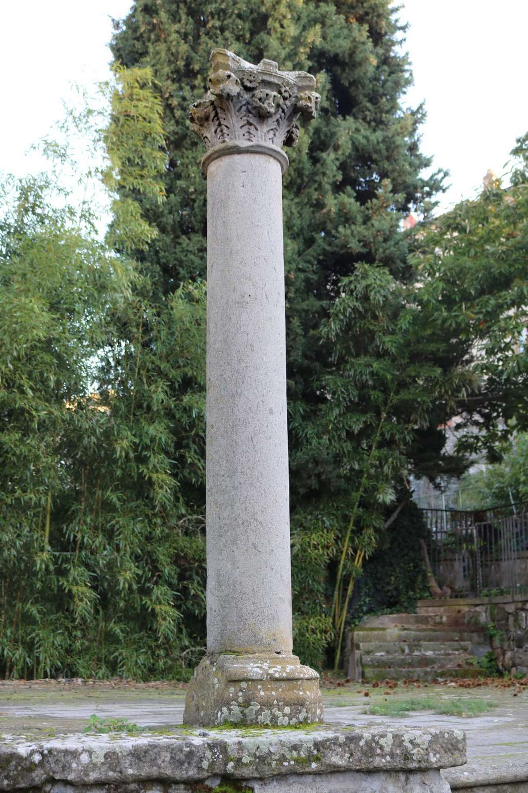 Coppia di colonne antiche in pietra. Epoca 1600. - 1