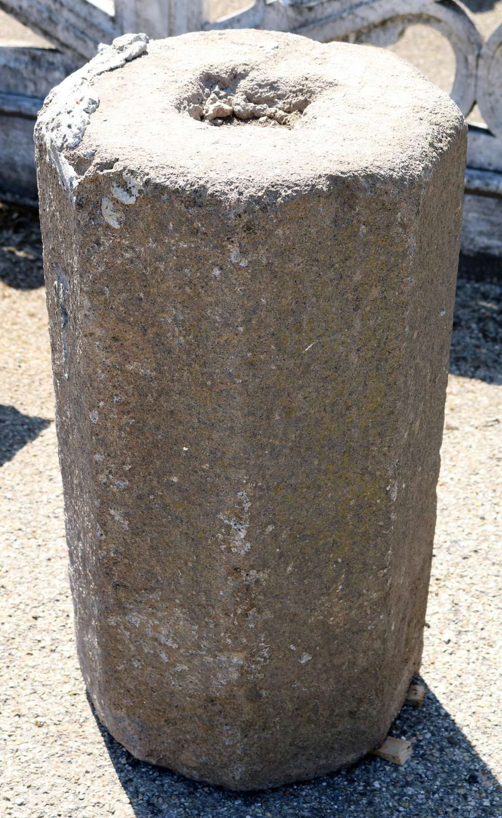 Quattro antiche colonne ottagonali in pietra. Epoca 1600. - 1