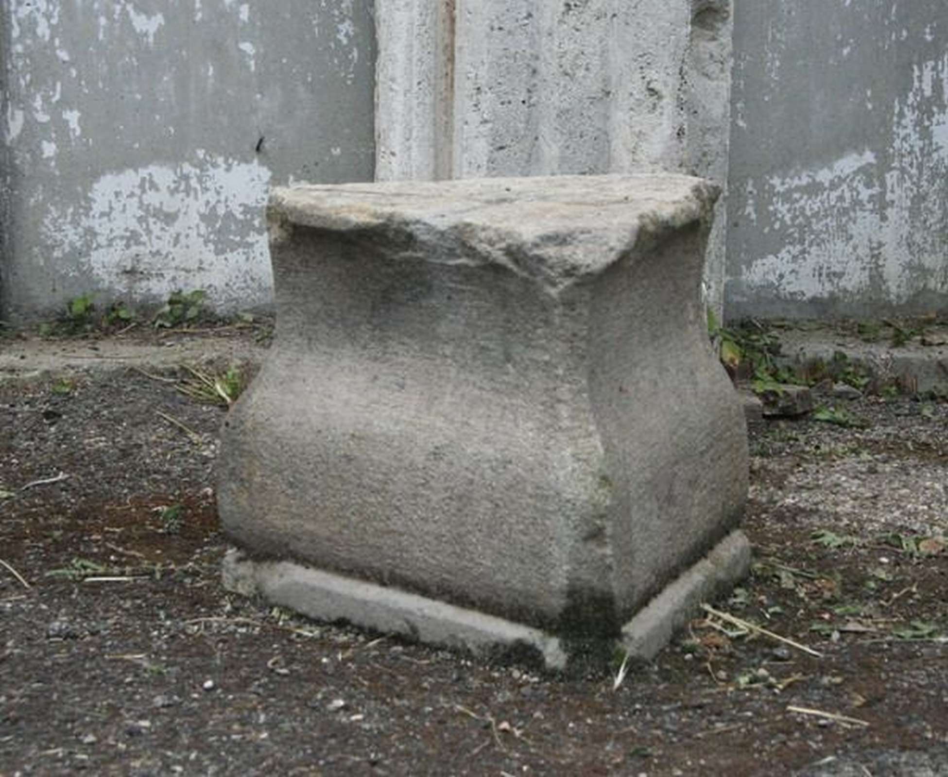 Base in pietra - Tavoli in vari materiali - Tavoli e complementi - Prodotti - Antichità Fiorillo