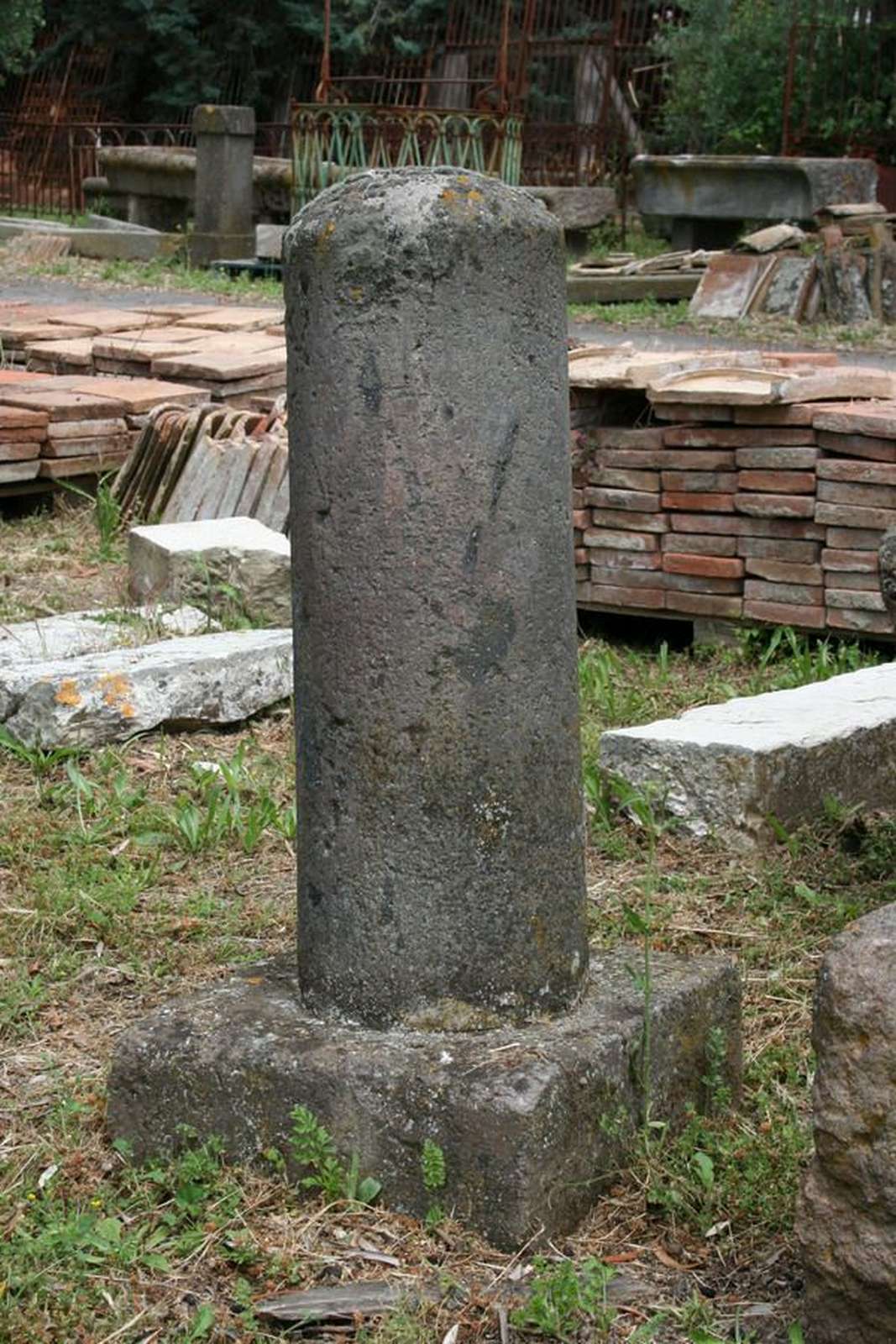 Colonna paracarro in pietra - 1