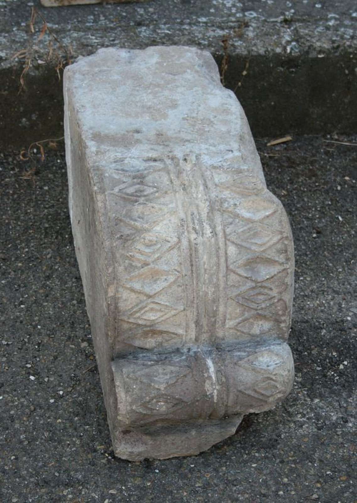 Mensola in pietra peperino epoca medievale - 1