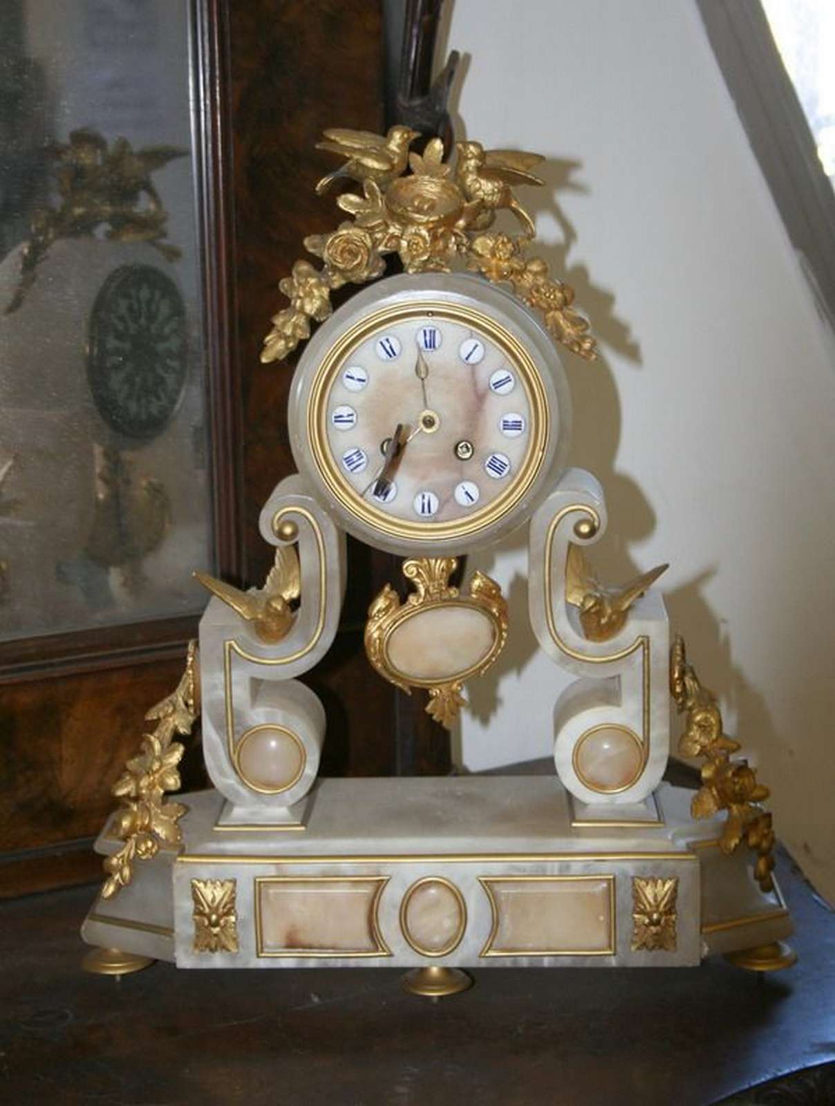 Antico orologio in alabastro. - 1