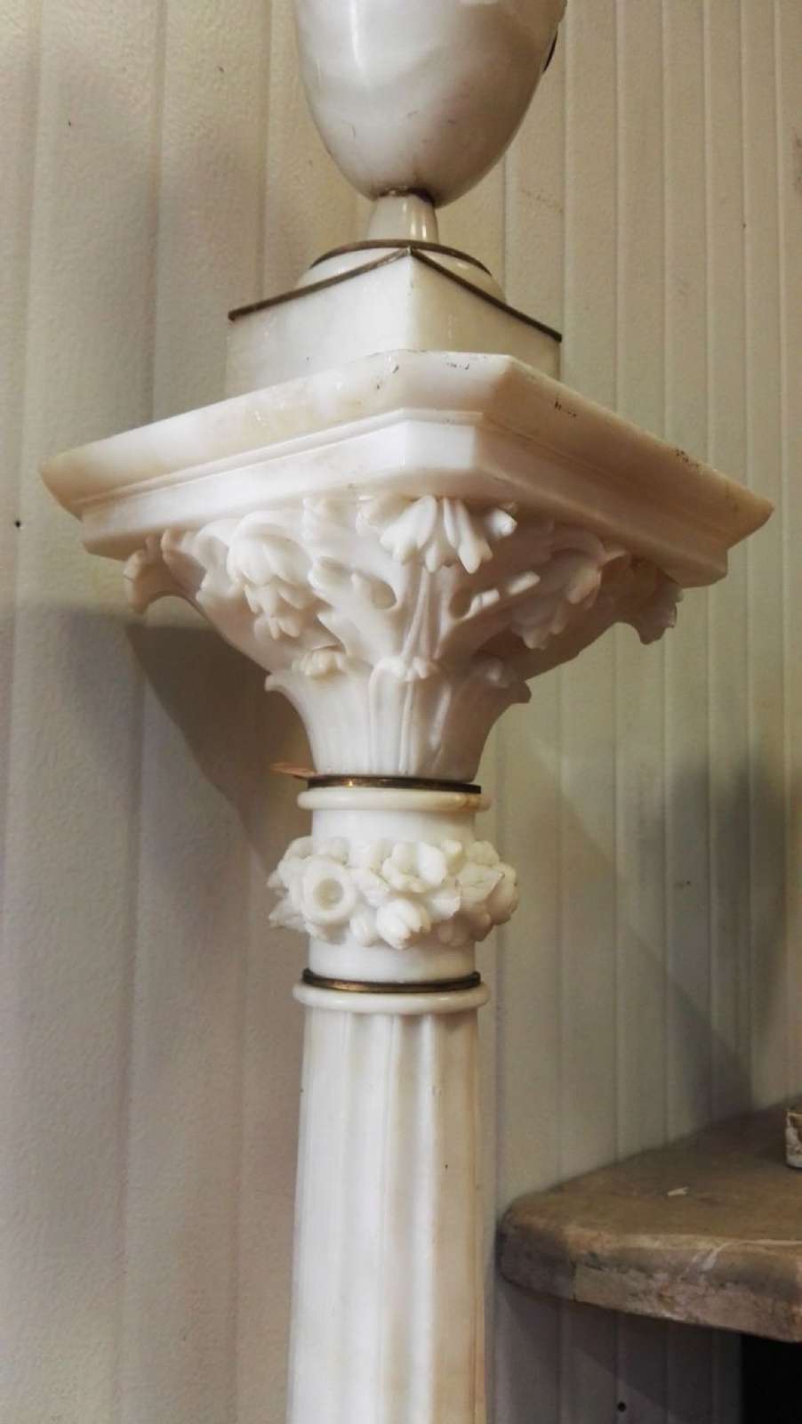 Piedistallo con vaso antico in marmo. Epoca 1800. - 1