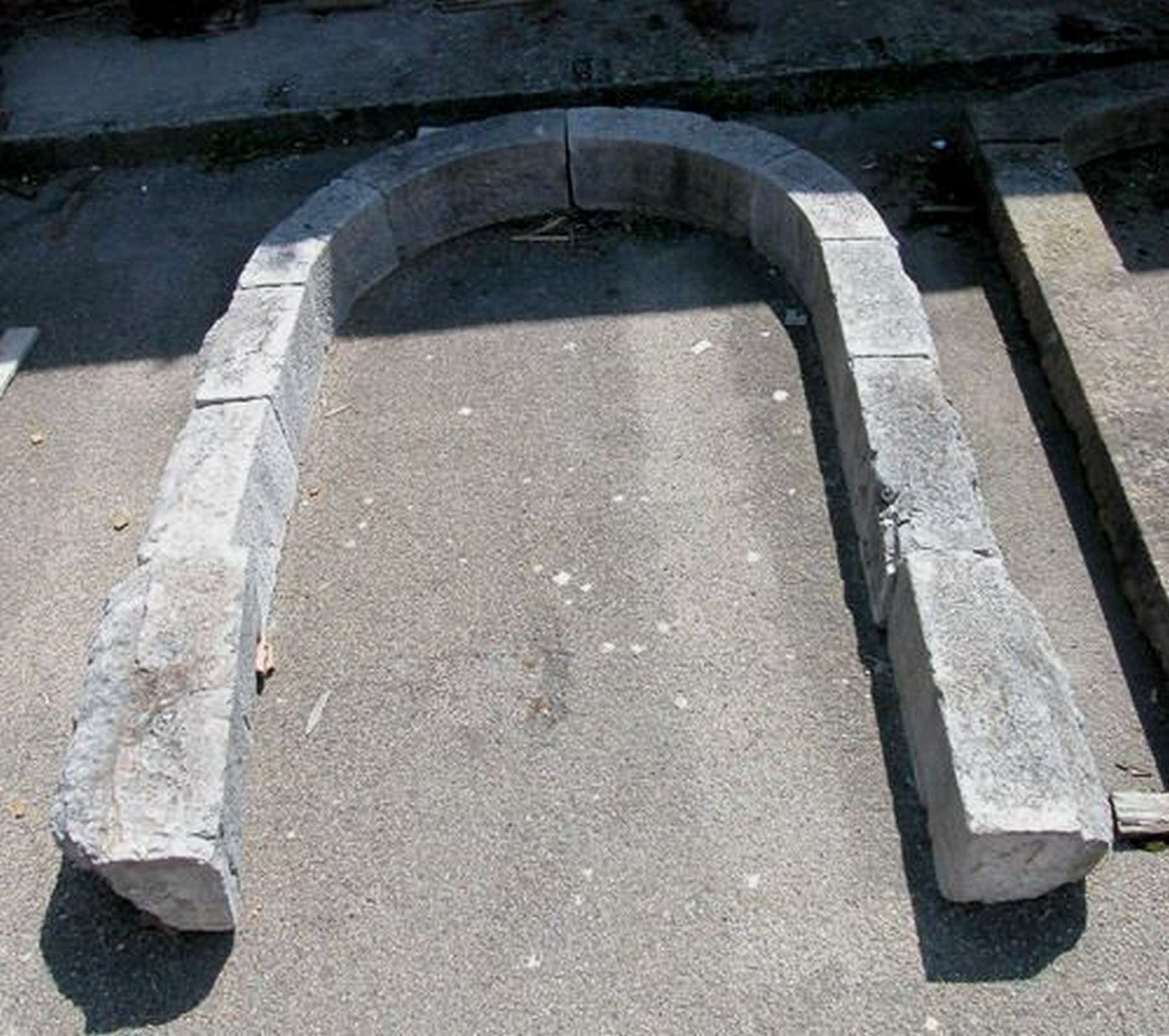 Antico portale in pietra - 1
