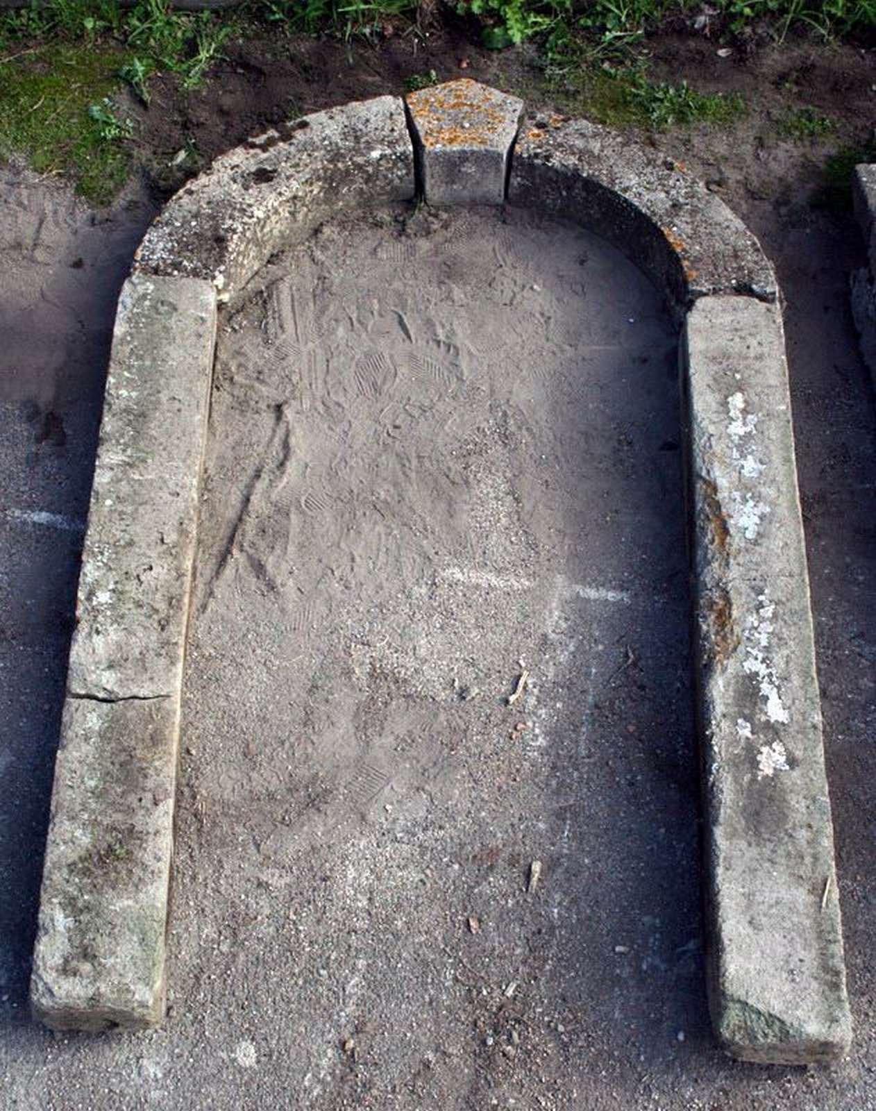 Antico portale in pietra - 1