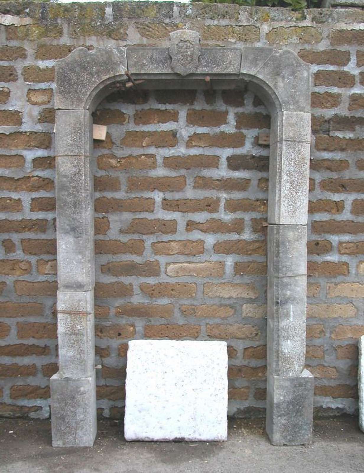 Antico portale in pietra. Datato 1929. - 1