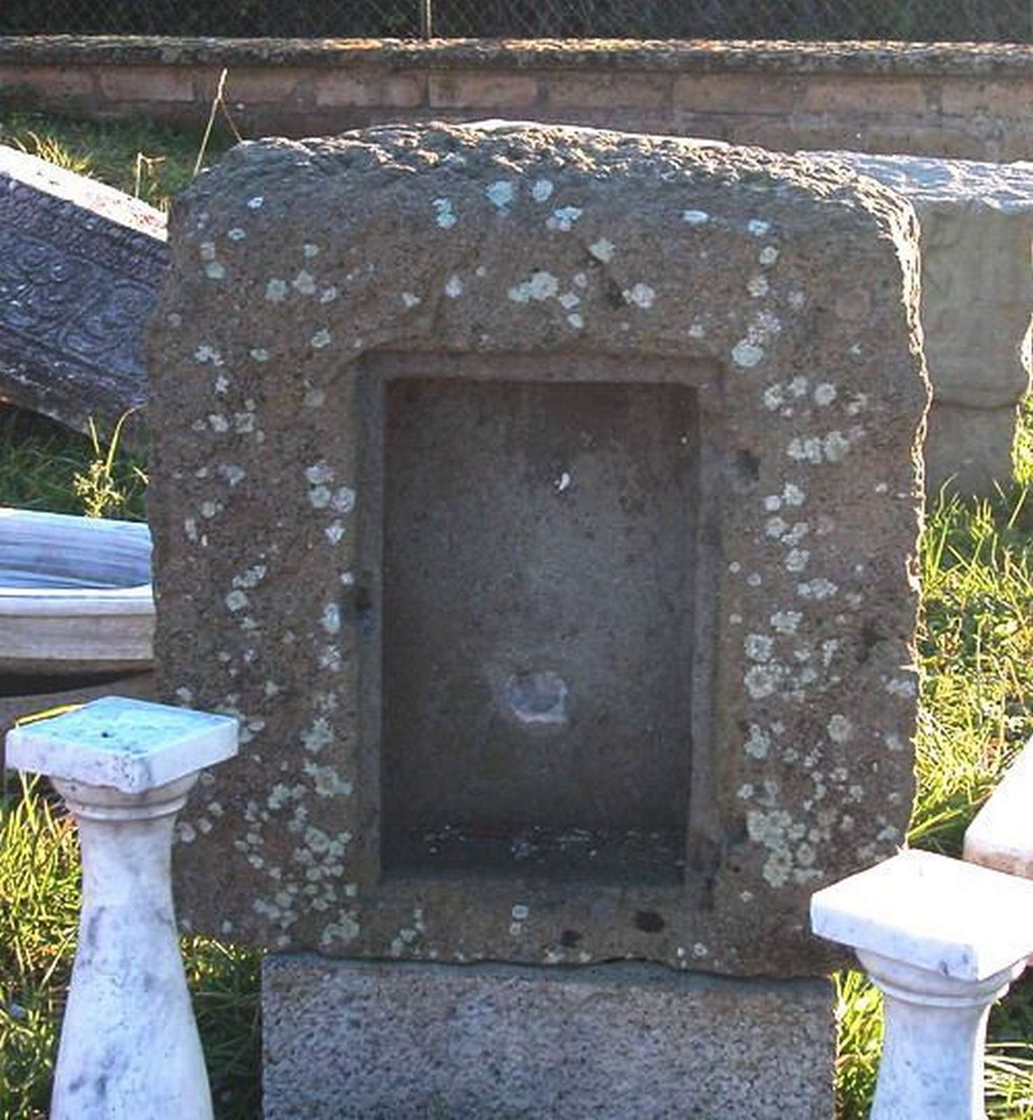 Antico tabernacolo in pietra. Epoca 1400. - 1