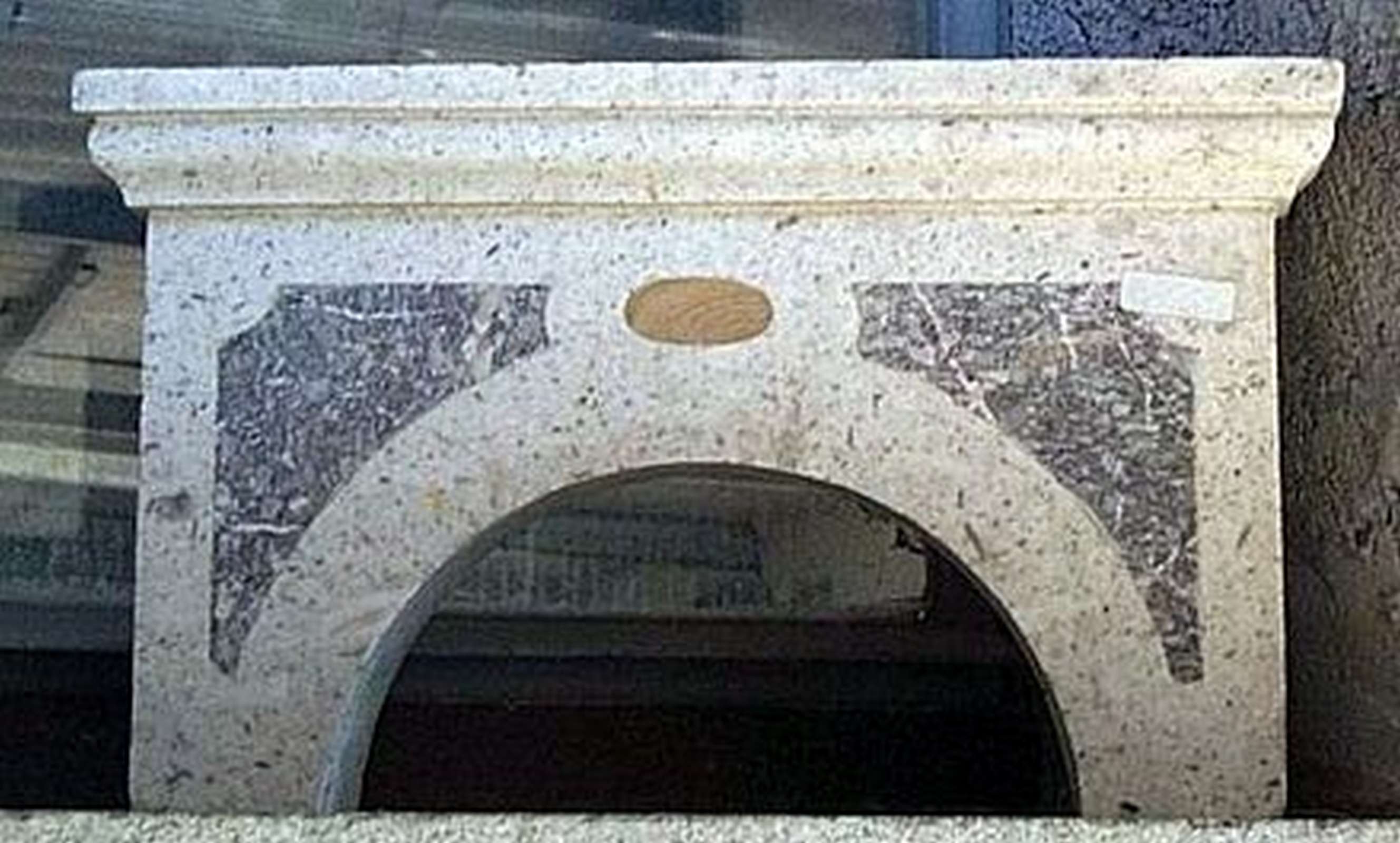 Parte superiore di un antica nicchia in marmo. Epoca 1700. - 1