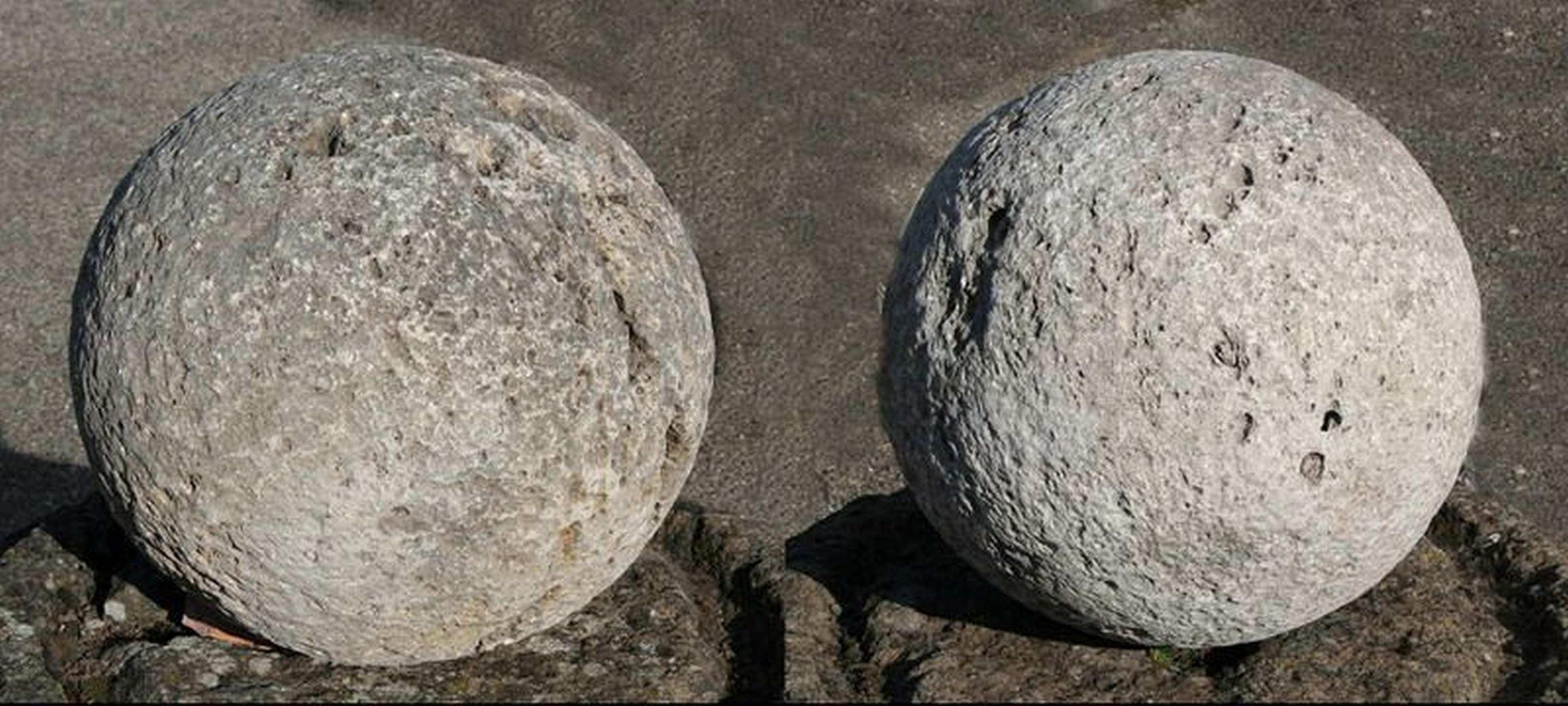 Coppia di antiche palle da cancello in pietra. Epoca 1800. - 1