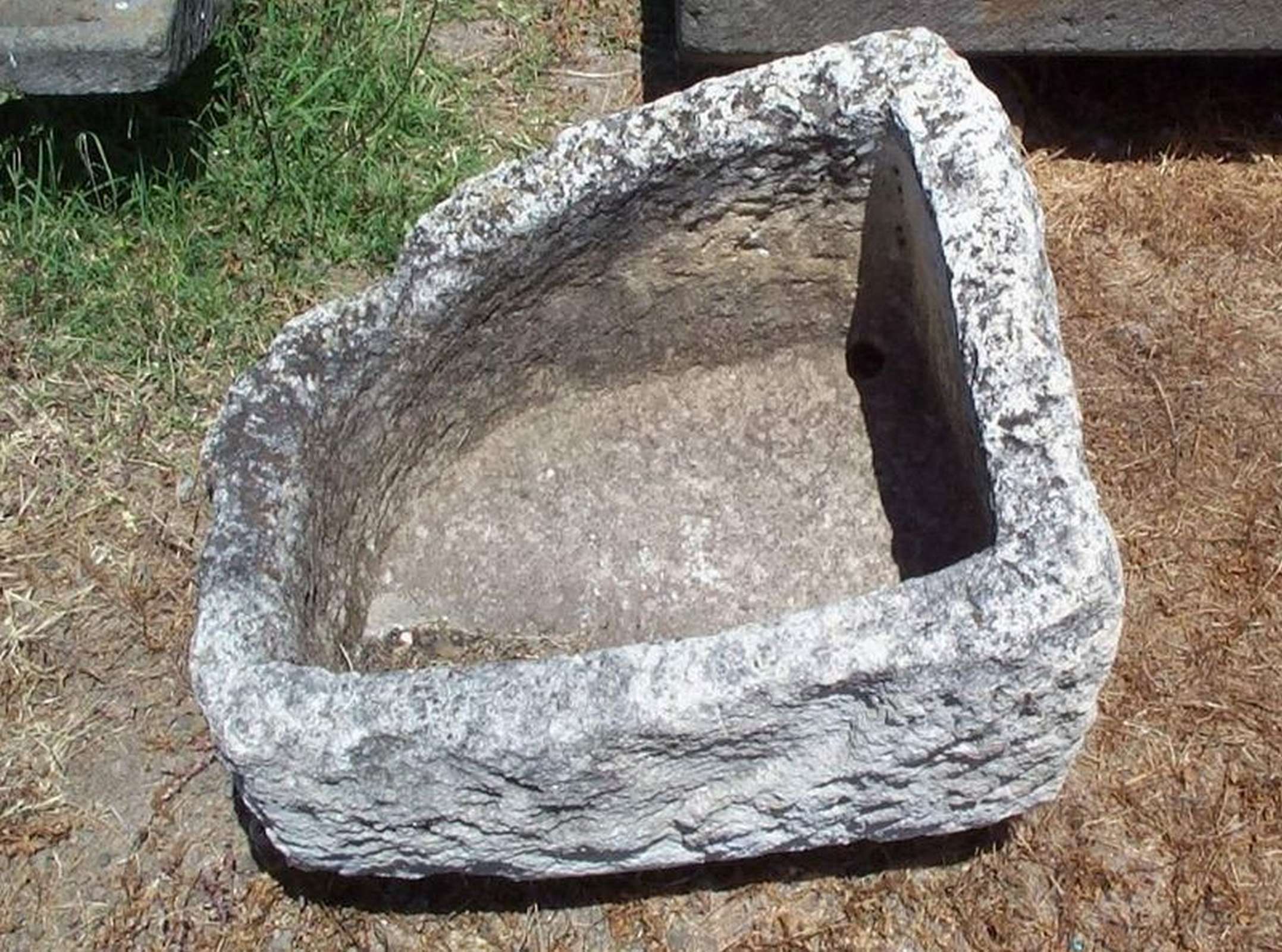 Antica vasca in pietra. Epoca 1600. - 1