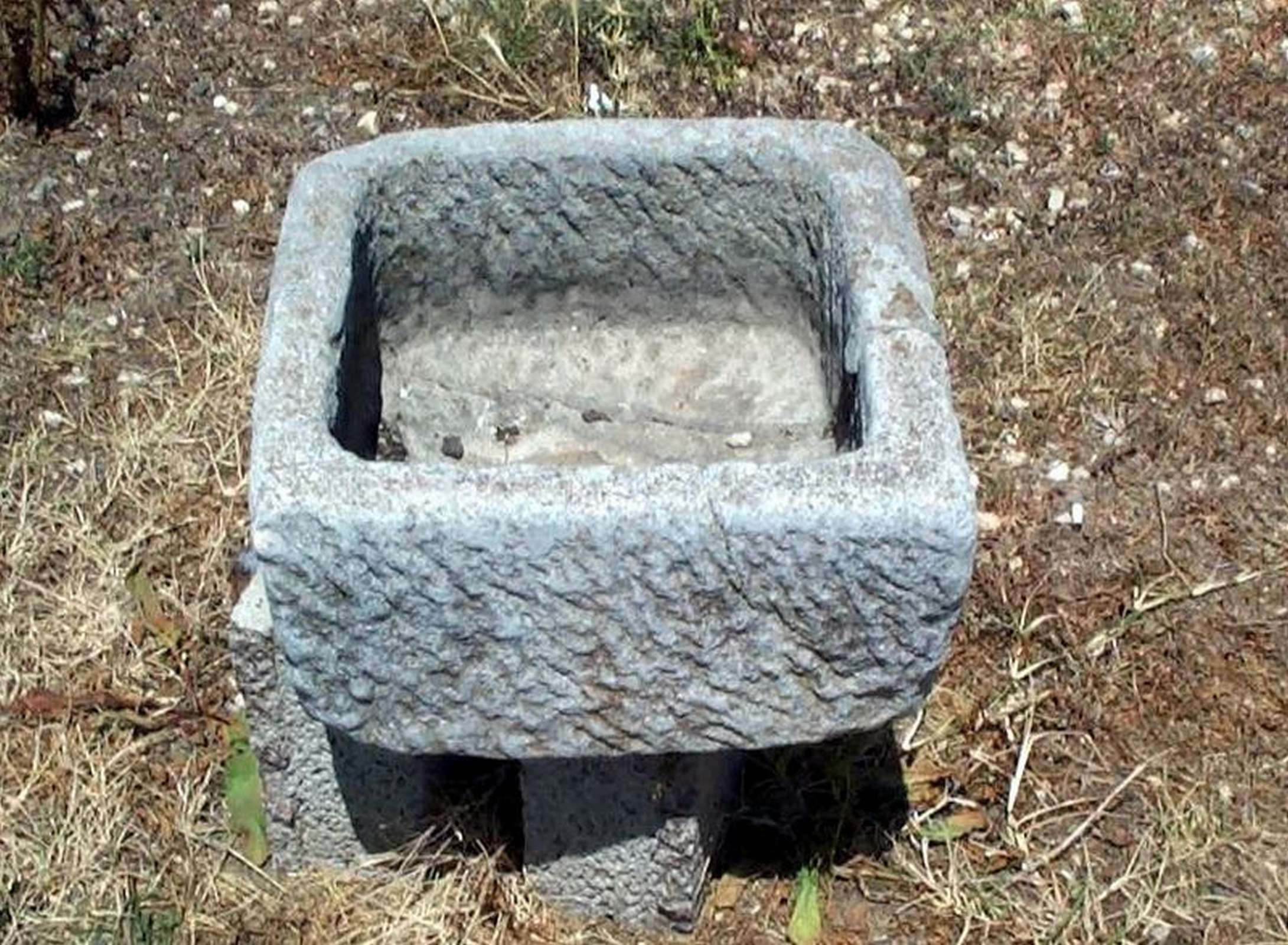 Antica vasca in pietra. Epoca 1500. - 1
