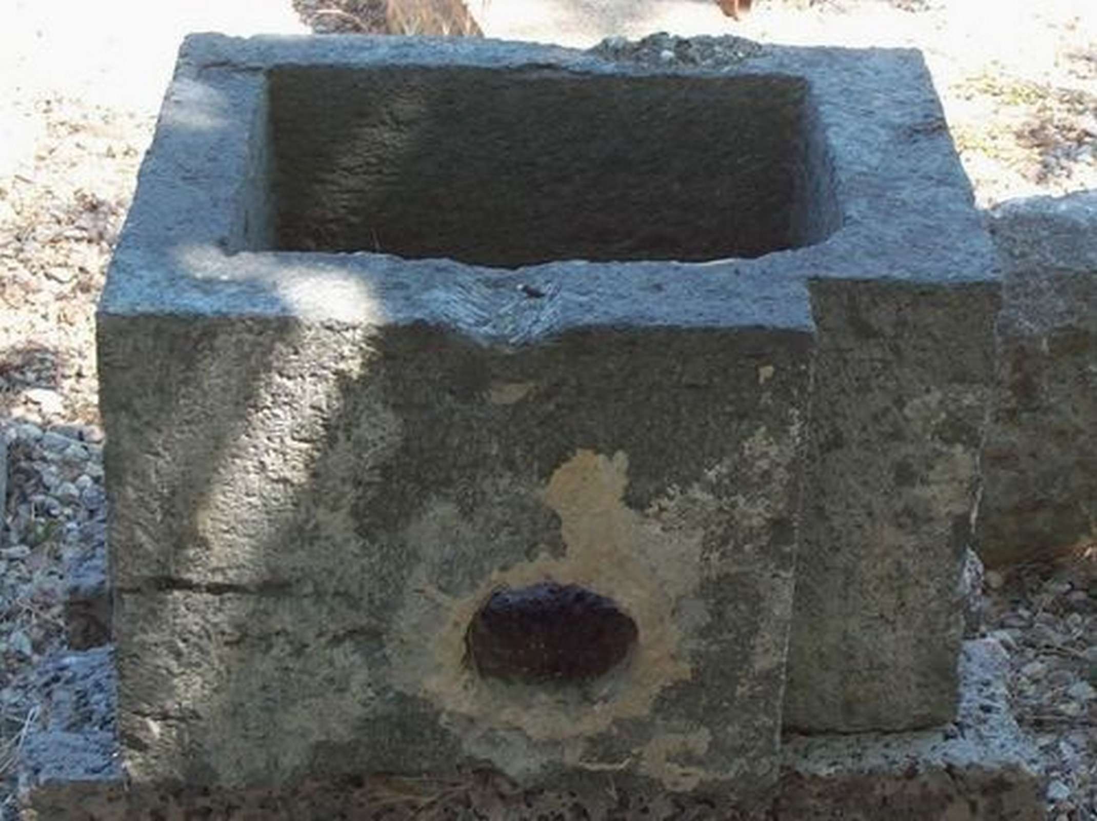 Antica vasca in pietra. Epoca 1700. - 1