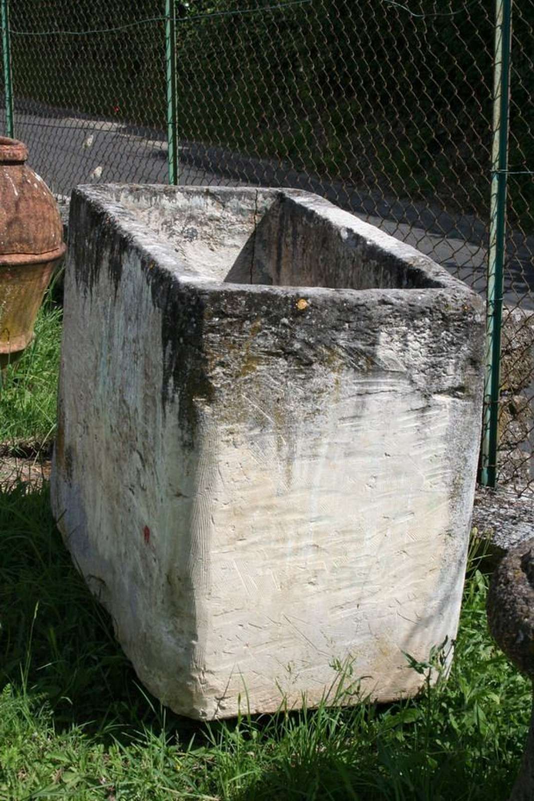 Antica vasca in pietra chiara. - 1