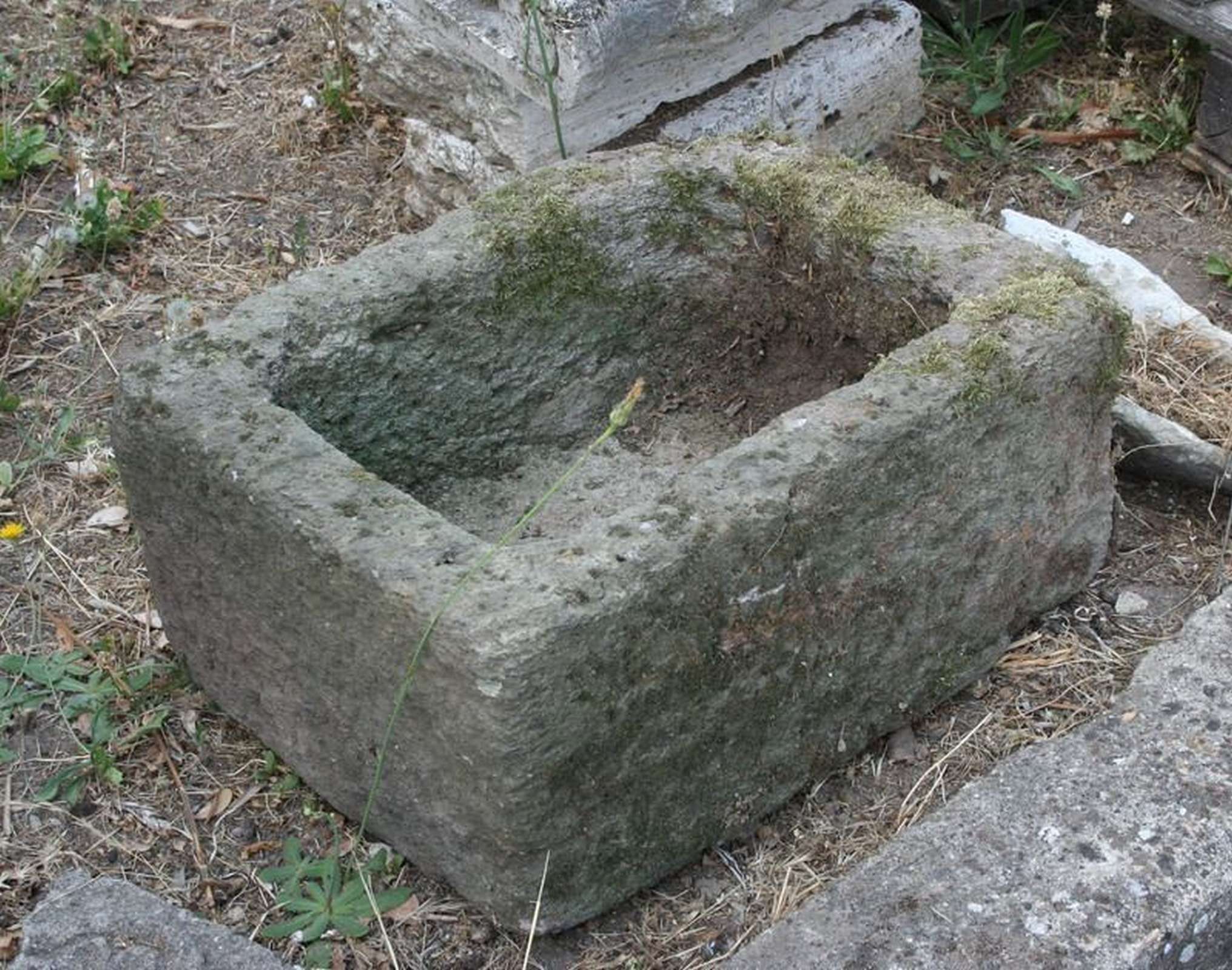 Antica vaschetta in pietra - 1