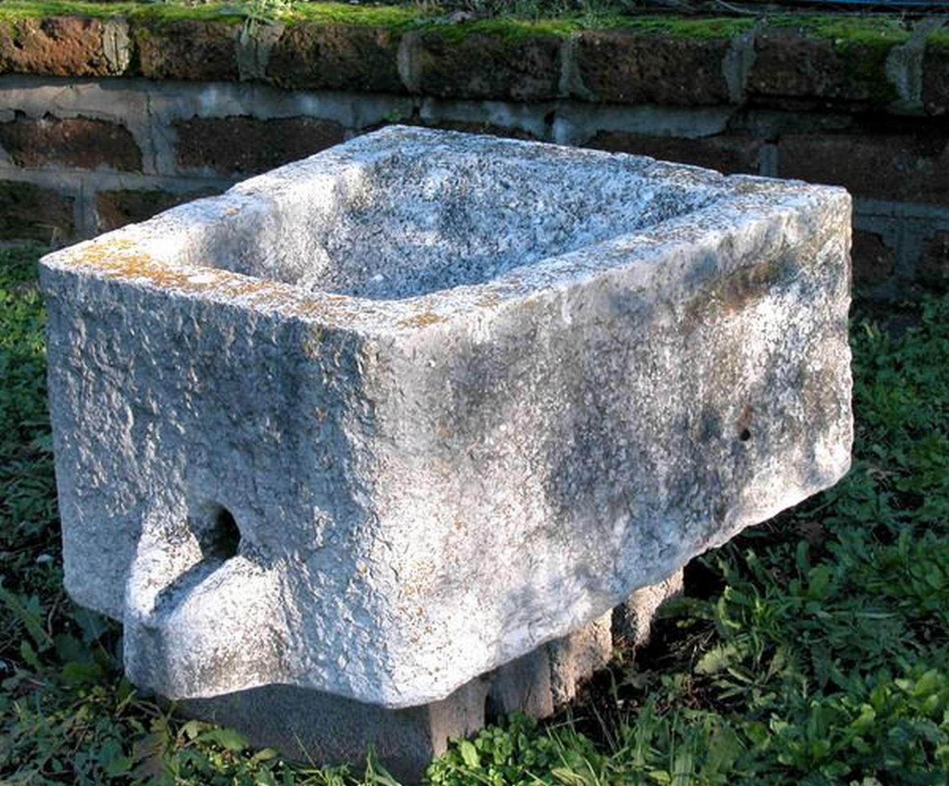 Sgocciolatoio in pietra bianca. Epoca 1600 - 1
