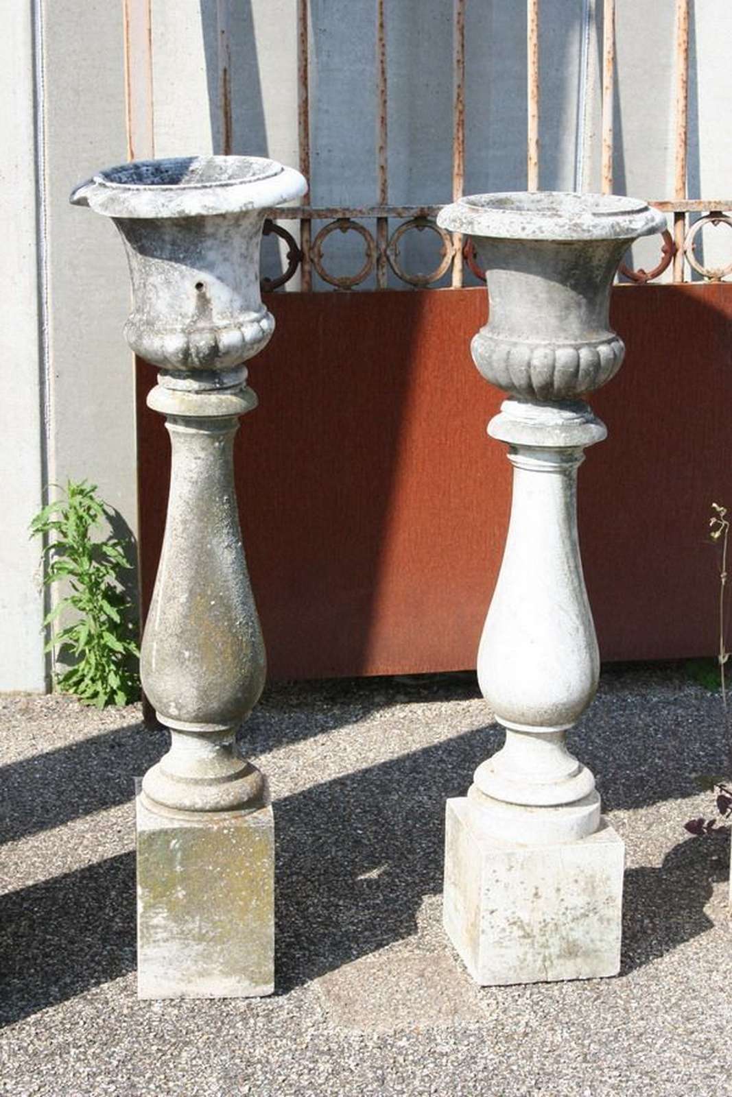 Coppia di antichi vasi in marmo - 1