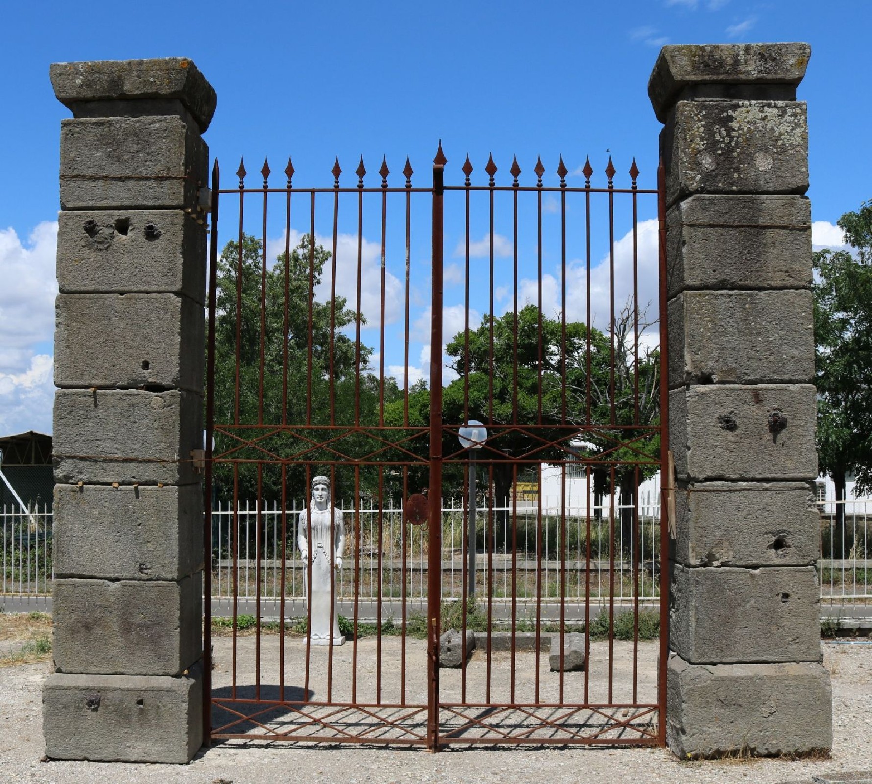 Antico cancello in ferro con colonne in pietra. Epoca fine 1800. - 1