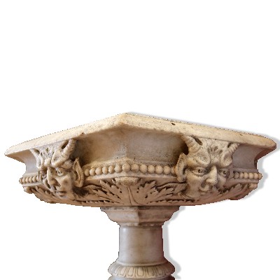 Antica fontana in marmo. Epoca 1700. 