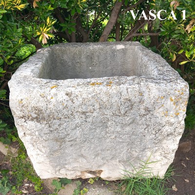 Una di tre antiche vasche in pietra. Epoca 1700. 