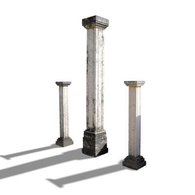 Antiche colonne in pietra. Epoca 1900. 
