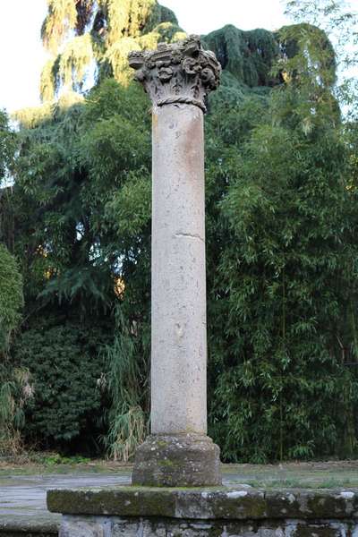 Coppia di colonne antiche in pietra. Epoca 1600. 