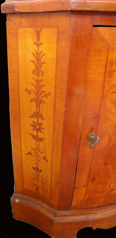Angoliera intarsiata in legno. Epoca 1800. 