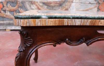 Tavolo antico in marmo con base in legno. Epoca 1800. 