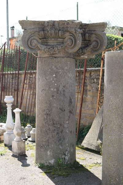 Antiche colonne in pietra da muro. Epoca 1500. 