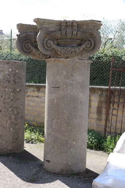 Antiche colonne in pietra da muro. Epoca 1500. 