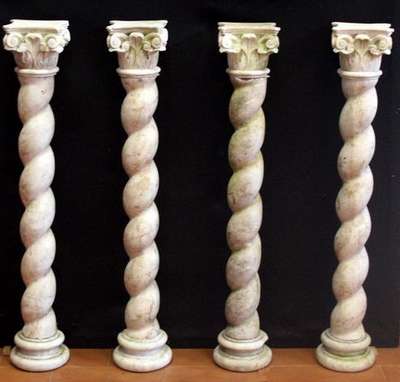 Quattro antiche colonnine in marmo. Epoca 1800. 