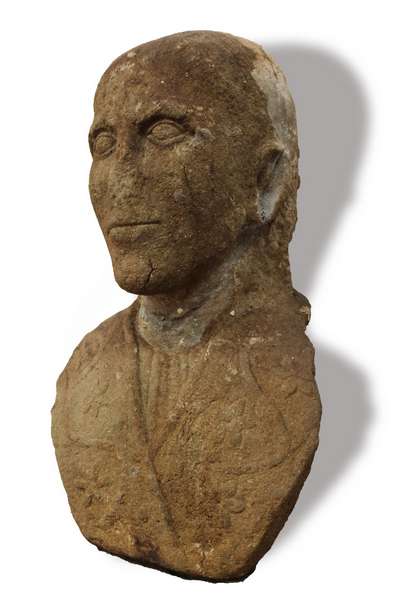Mezzo busto antico in pietra. 