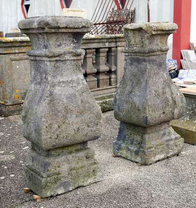 Coppia di colonne in pietra. Epoca Luigi XIV. 