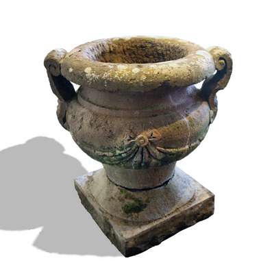 Importante e antico vaso di pietra decorato. Epoca 1500. 
