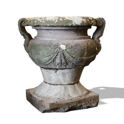 Importante e antico vaso di pietra decorato. Epoca 1500. 