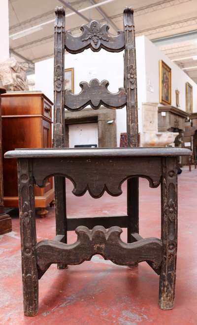 Coppia di antiche sedie in legno. Epoca 1600. 