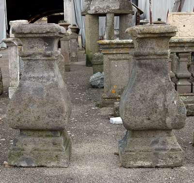 Coppia di colonne in pietra. Epoca Luigi XIV. 