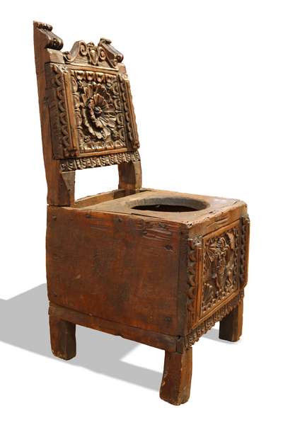 Particolare sedia antica in legno. Epoca 1500. 