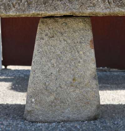 Antica panchina in pietra. 