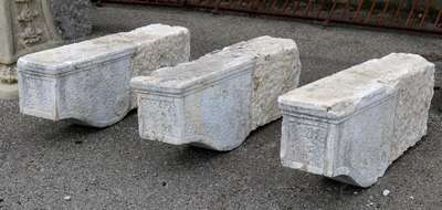 Tre antiche mensole in pietra. Epoca 1800. 
