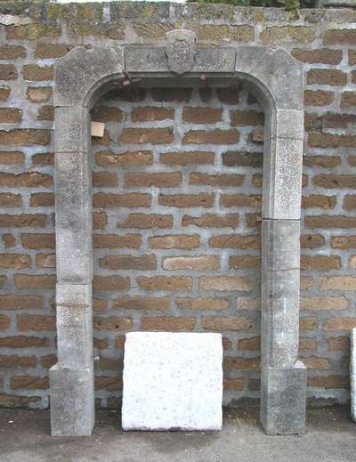 Antico portale in pietra. Datato 1929. 