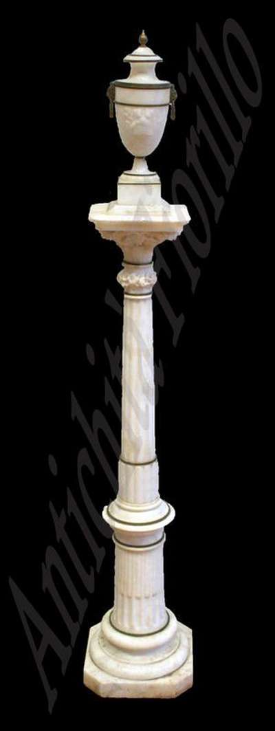 Piedistallo con vaso antico in marmo. Epoca 1800. 