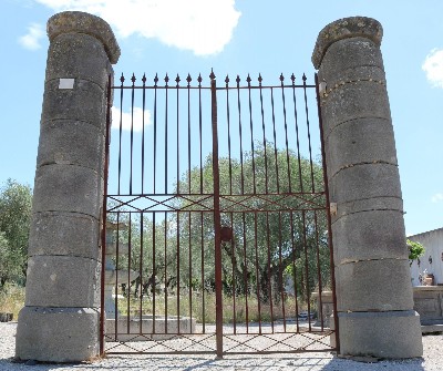 Antico cancello in ferro con colonne in pietra. Epoca fine 1800. 