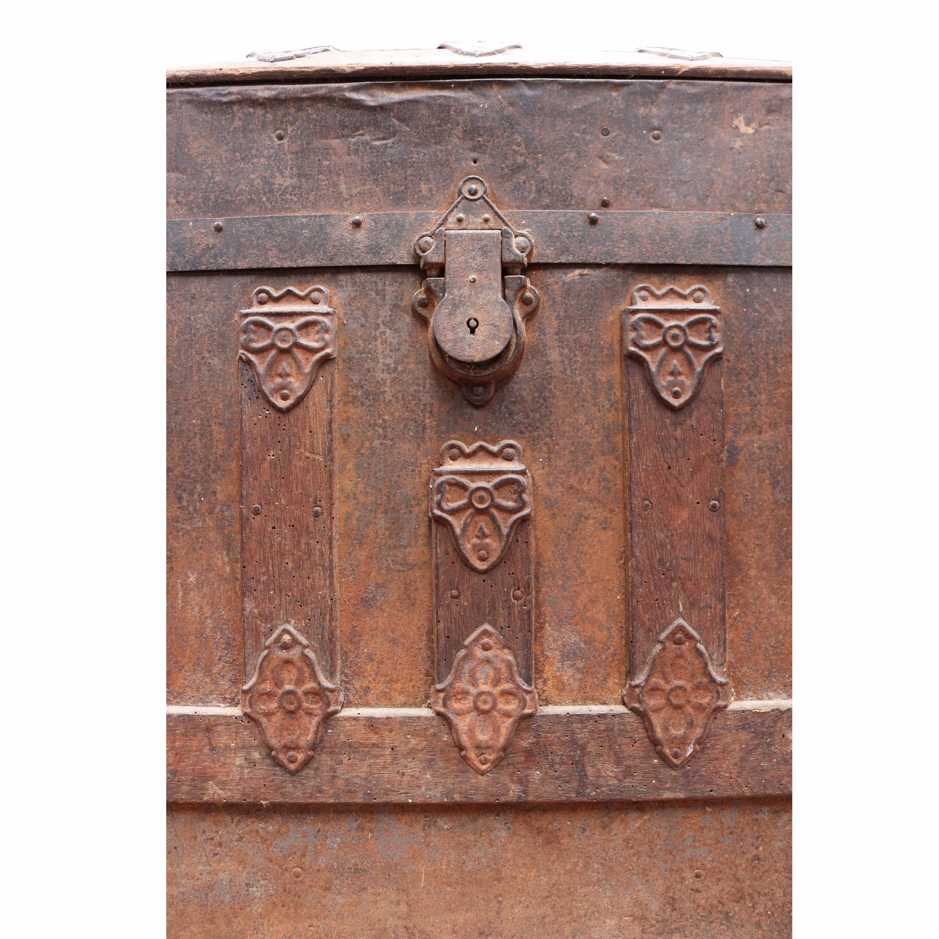 Trunk in wood and iron. - 1