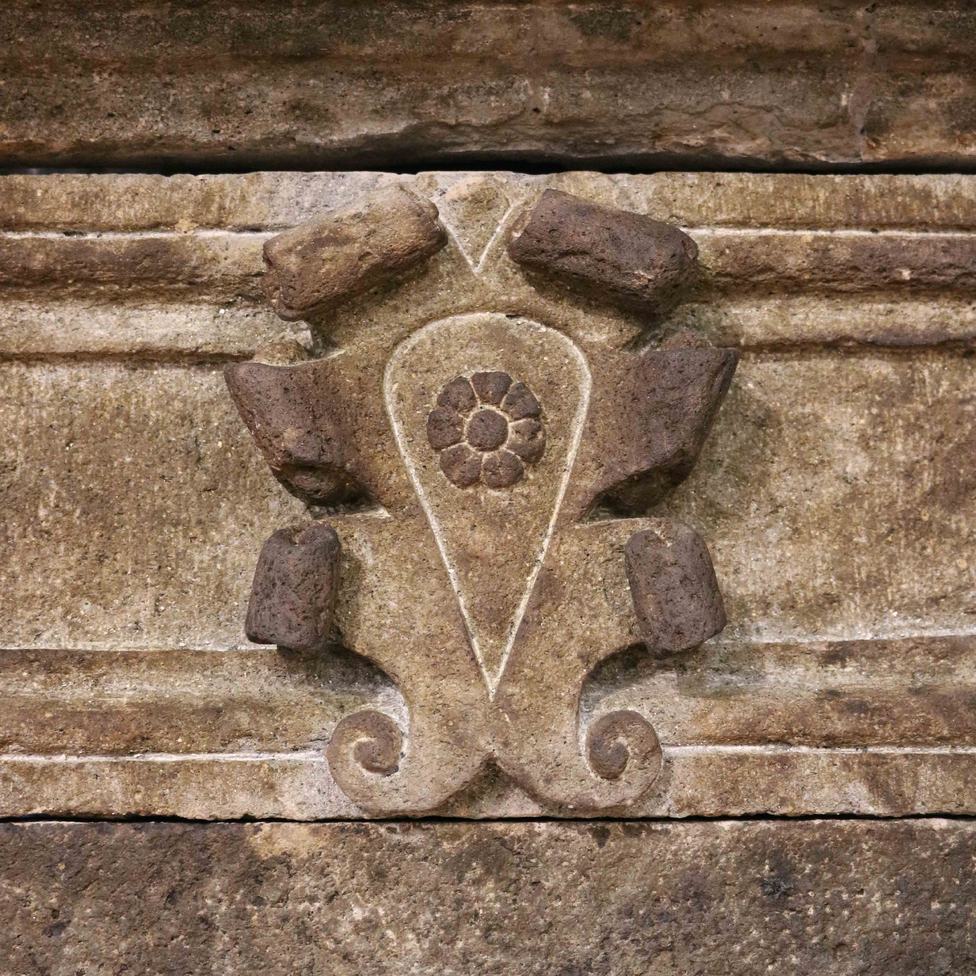 Camino antico in pietra, cm 191x155 h. - 1