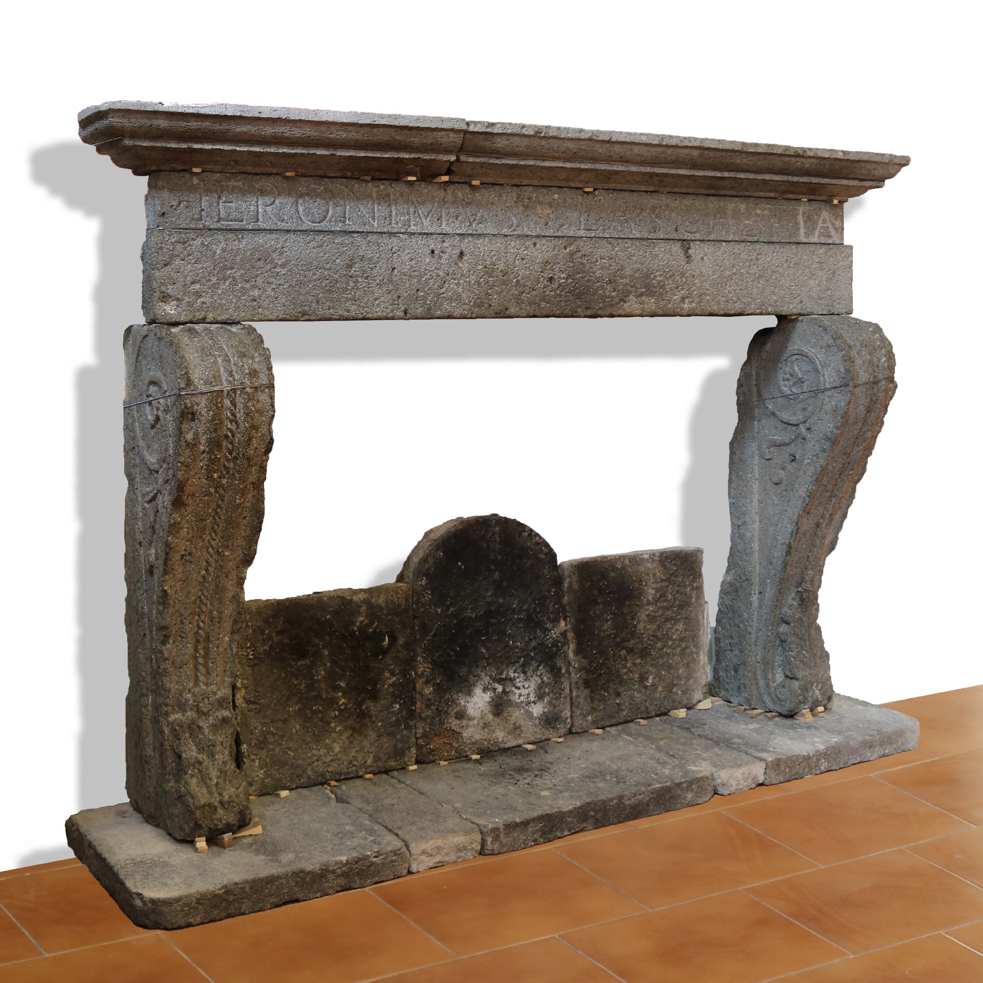 Camino antico in pietra, cm 232x171 h. - Camini Antichi - Camini e Accessori - Prodotti - Antichità Fiorillo